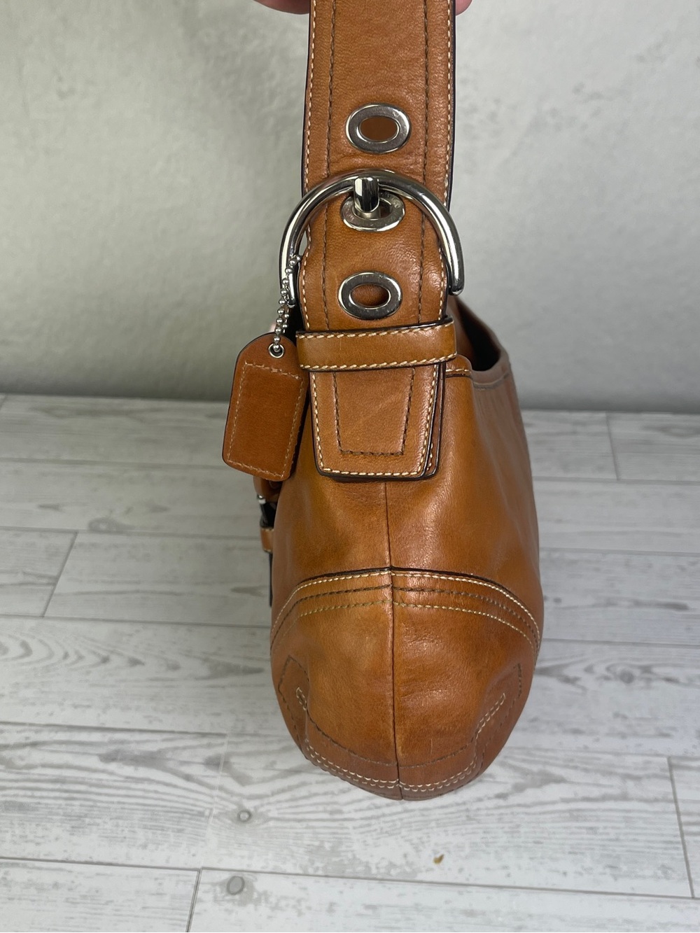 VINTAGE Coach Soho Flap Shoulder Bag British Tan Leather F10192 - Picture 4 of 13